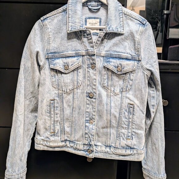 Abercrombie & Fitch Denim Light Wash Womens Jacket M NWT - Picture 1 of 8